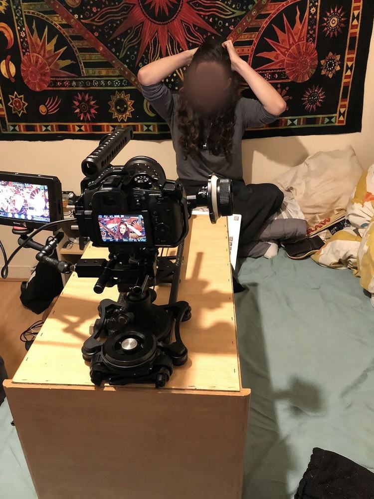 Koleszszoba az egyetemen, follow-focus riggel szerelt kamerával