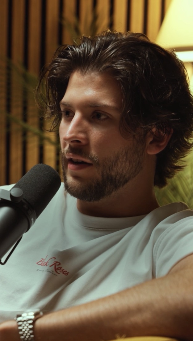 Soós Bálint podcast-beszélgetésben, mikrofonnal